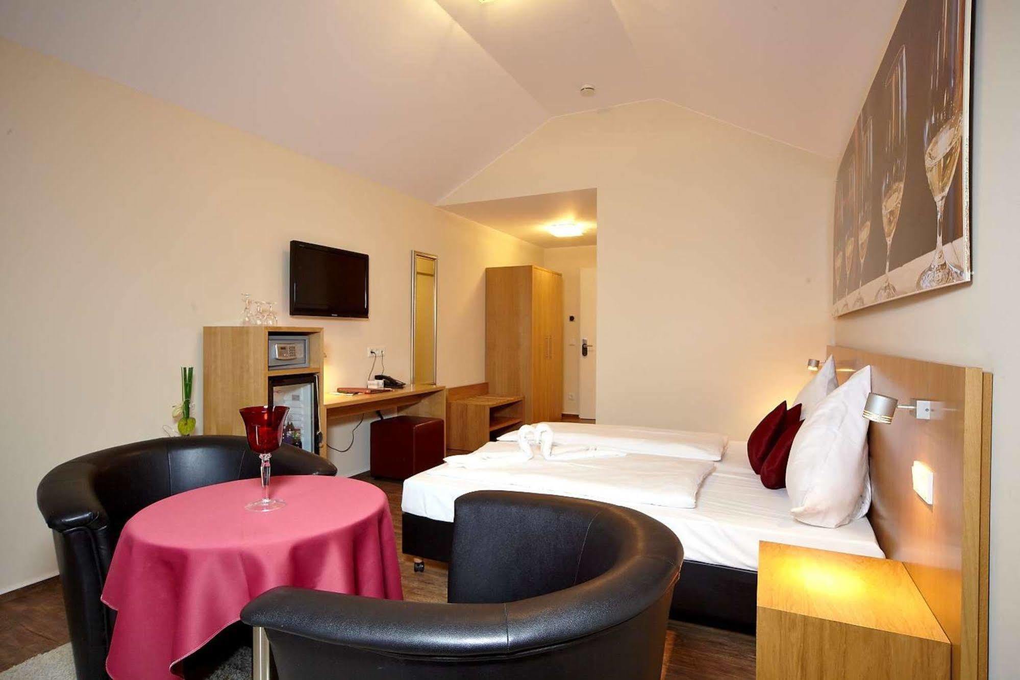 Christiana'S Wein & Art Hotel Bernkastel-Kues Bagian luar foto